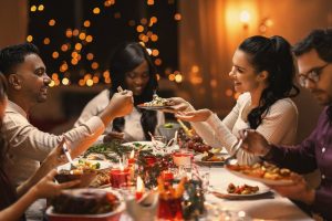 festa de celebração de fim de ano com quatro pessoas sentadas à mesa