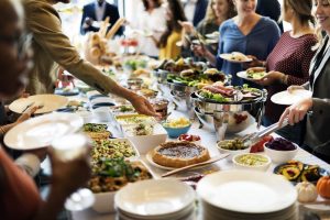 mesa de buffet com alimentos dispostos