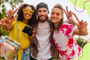 três jovens indo ao show com ticket cultura