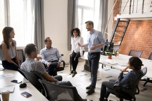 homem conversando com a equipe no escritório