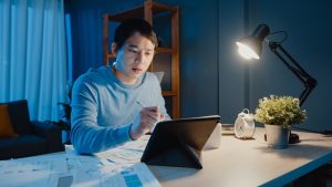 homem trabalhando a noite da sua casa