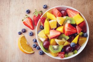 mesa com frutas e legumes que são alimentos in natura essenciais para uma alimentação saudável