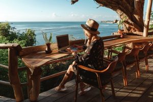 mulher trabalhando de um quiosque na praia