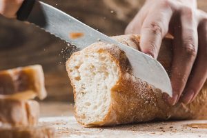 pão sendo cortado