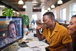 reuniao de duas pessoas e uma pelo computador
