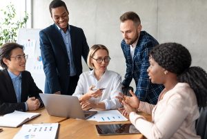 Colaboradores trabalhando em equipe discutindo uma pauta