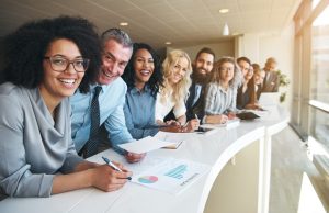 Grupo de funcionários felizes olhando para a foto como um time