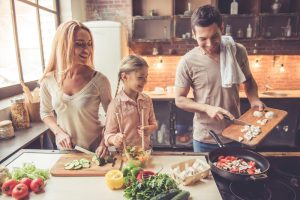 homem cozinhando com família