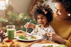 família se alimentando de forma saudável