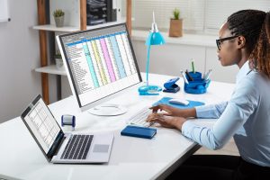 mulher usando o computador e trabalhando em planilhas