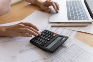 mulher utilizando calculadora