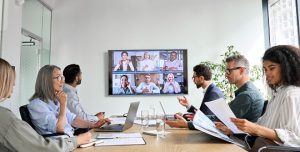 pessoas trabalhando em modelo híbrido numa videoconferência