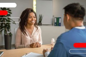 homem faz entrevista de emprego com mulher