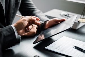 advogados utilizando um tablet