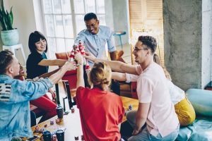 colaboradores brindando com bebidas às mãos