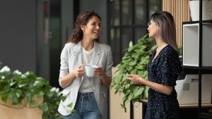  duas mulheres conversando e tomando um café