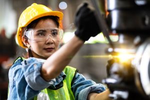 funcionária utilizando equipamento de risco em fábrica