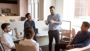 homem dando orientações para sua equipe em um escritório