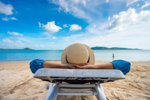 homem deitado em rede na praia