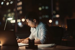 homem trabalhando no escritório à noite