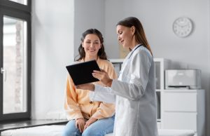 médica atendendo paciente