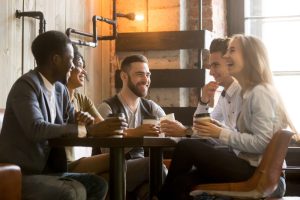 pessoas tomando café da manhã