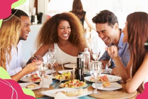 pessoas conversam animadamente em restaurante