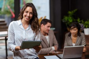 Mulher feliz com tablet à mão