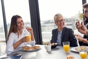 grupo de pessoas diverso comendo em restaurante