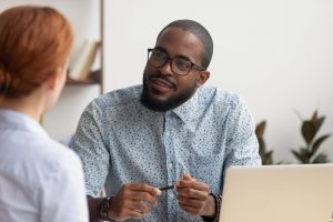 homem conversa com funcionária sobre planejamento de férias