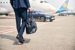 homem fazendo uma viagem de negócios