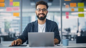 homem sorrindo no escritório