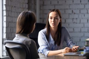 mulher comunicando rescisão CLT a colaboradora