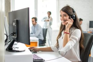 mulher realiza atendimento ao cliente via telefone com sorrisso