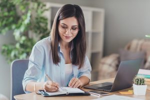 mulher trabalhando escritório