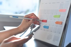 pessoa faz cálculo de férias proporcionais fazendo marcações no calendário