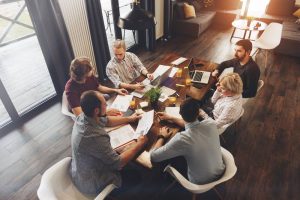 Equipe-de-trabalho-reunida-em-sala-de-reuniao-com-autonomia-para-tomar-decisoes