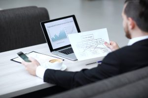 Executivo avaliando a hierarquia da empresa para planejar promoçoes