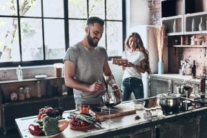 casal cozinhando vegetais