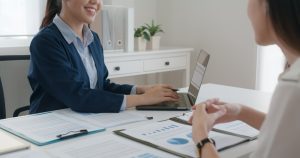 funcionária de RH conversa com outra mulher sobre aviso prévio indenizado
