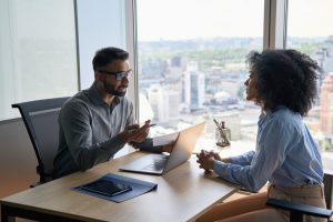 homem-e-mulher-conversam-em-escritorio-sobre-aviso-previo-proporcional