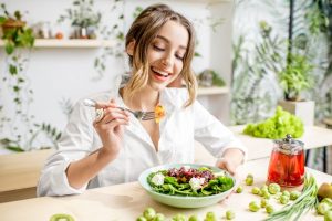 mulher comendo salada