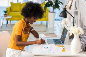 mulher trabalhando da sua casa em home office