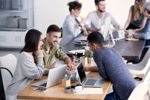 pessoas fazendo reunião de equipe