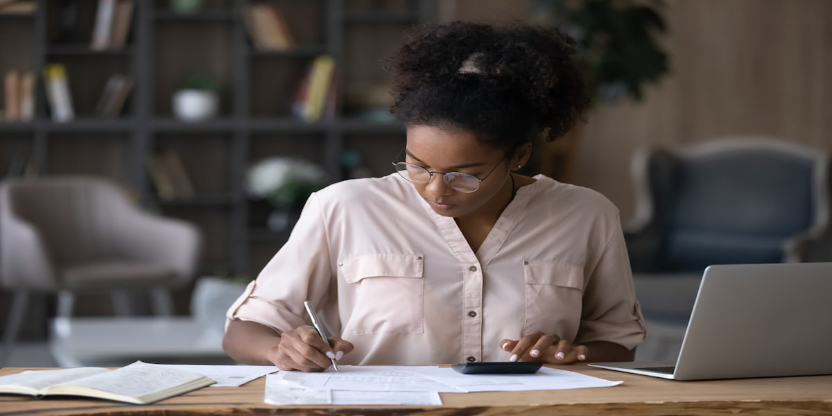 mulher fazendo cálculos no escritório