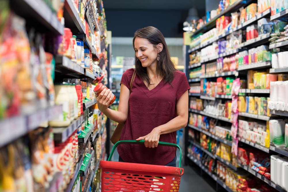 mulher fazendo compras no supermercado
