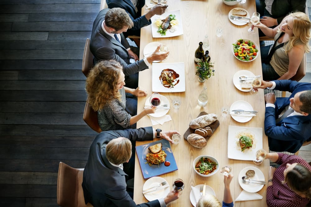 colegas de trabalho almoçando em restaurante