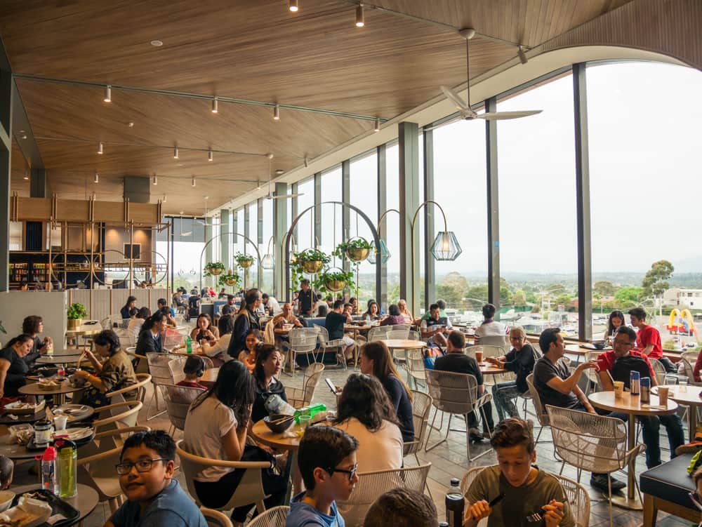 foto de praça de alimentação de shopping