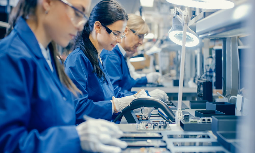 mulheres trabalhando em uma fábrica