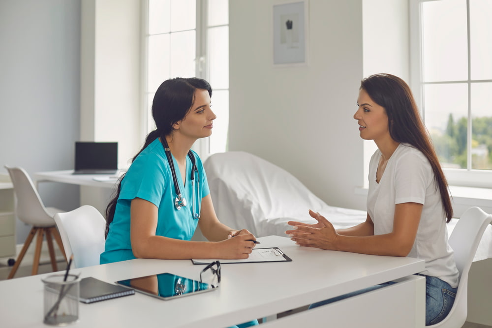 paciente sendo atendida por médica